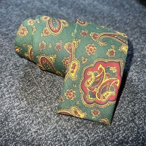 MENS 'THE TAYLOR TIE' GREEN RED‎ PAISLEY MADE IN ENGLAND COTTON